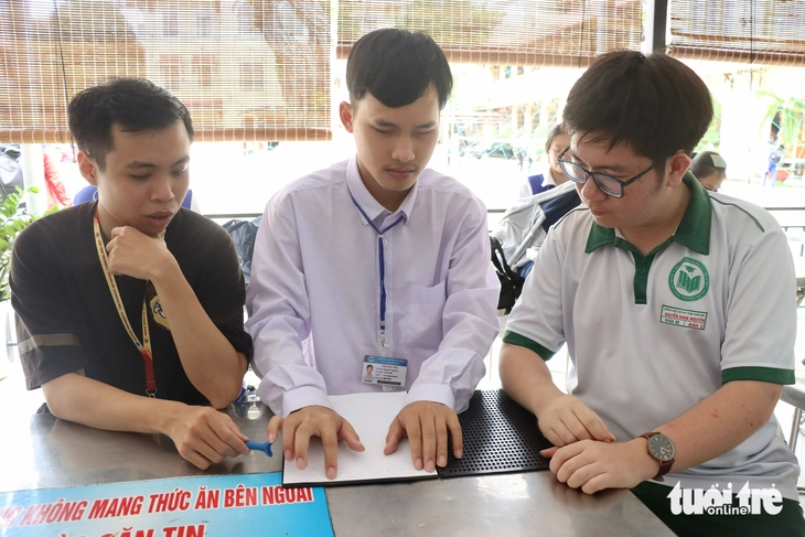 Dùng âm nhạc ‘chiếu sáng’ bóng đêm, nam sinh mù ở Đà Nẵng vào đại học - Ảnh 3.