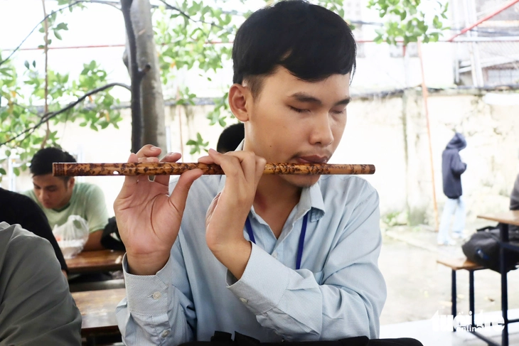 Dùng âm nhạc ‘chiếu sáng’ bóng đêm, nam sinh mù ở Đà Nẵng vào đại học - Ảnh 4.