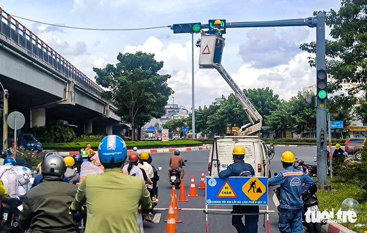 TP.HCM sẽ giao xã quản lý biển báo, vạch kẻ đường - Ảnh 3.