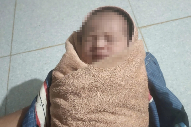 Bé gái sơ sinh bị bỏ rơi cùng bình sữa trong vườn - Ảnh 1.