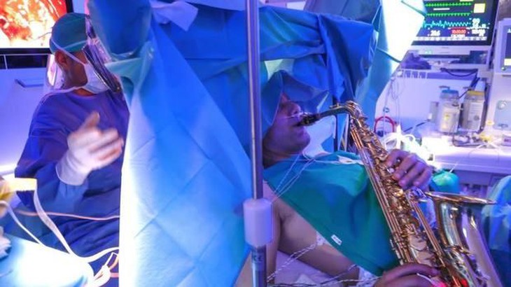 Vừa được mổ não vừa chơi guitar, sao hay thế? - Ảnh 1.
