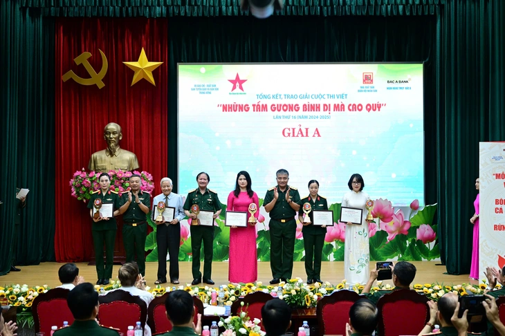 Khoảnh khắc rớt nước mắt của ‘cô gái tên lửa’ Lê Thị Hằng - Ảnh 1.