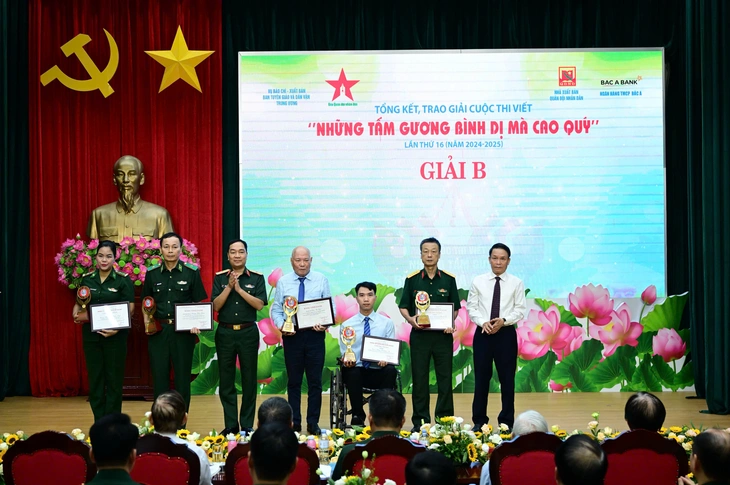 Khoảnh khắc rớt nước mắt của ‘cô gái tên lửa’ Lê Thị Hằng - Ảnh 2.