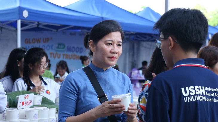 4h sáng, các giảng viên chở xôi đến trường tặng sinh viên - Ảnh 1.