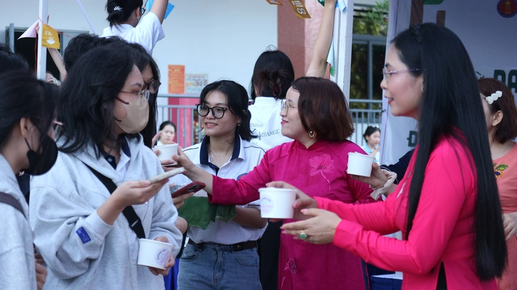 4h sáng, các giảng viên chở xôi đến trường tặng sinh viên - Ảnh 2.