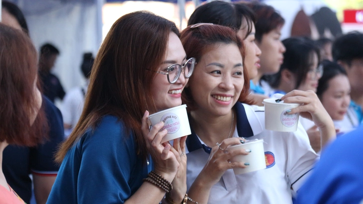 4h sáng, các giảng viên chở xôi đến trường tặng sinh viên - Ảnh 4.
