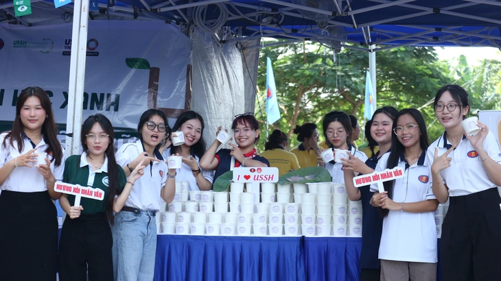 4h sáng, các giảng viên chở xôi đến trường tặng sinh viên - Ảnh 5.