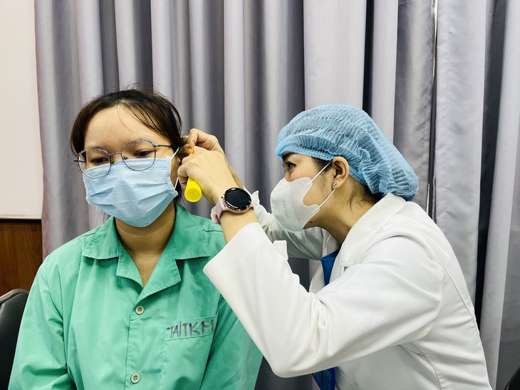 Nguy cơ thủng màng nhĩ ở trẻ từ những thói quen tưởng vô hại - Ảnh 1.