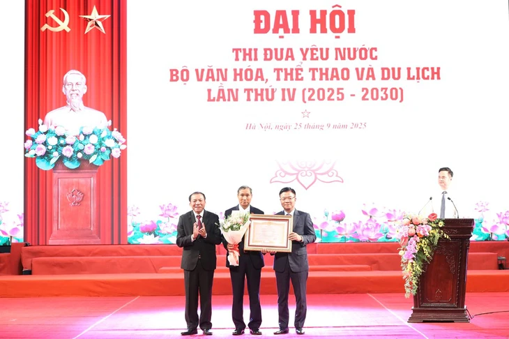 Trao tặng danh hiệu Anh hùng Lao động cho huấn luyện viên Mai Đức Chung - Ảnh 1.