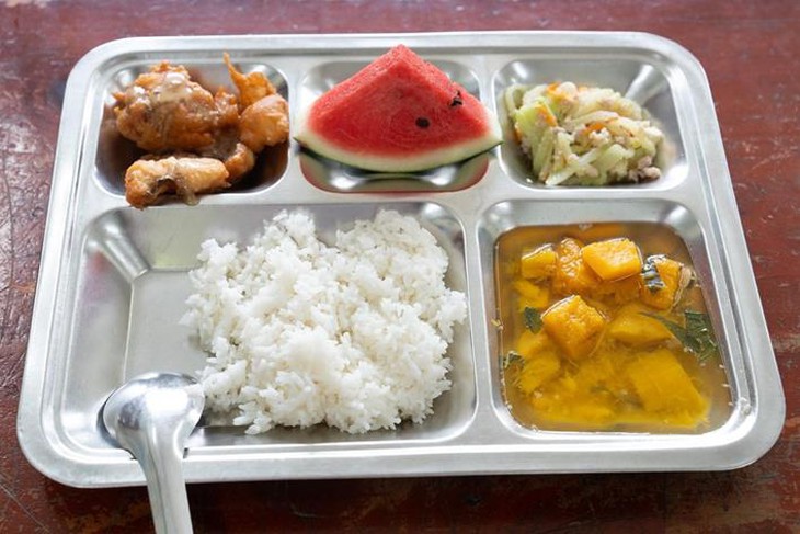 Để rau xanh thành ‘niềm vui bữa trưa’ của học sinh - Ảnh 2.