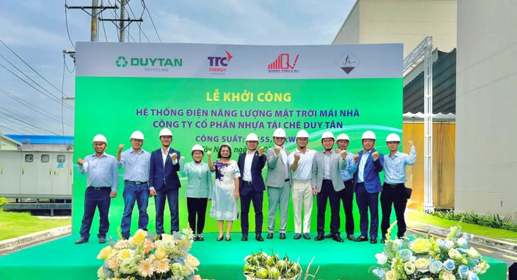 Điện mặt trời mái nhà tại DUYTAN Recycling - Bước tiến xanh hóa sản xuất - Ảnh 1.