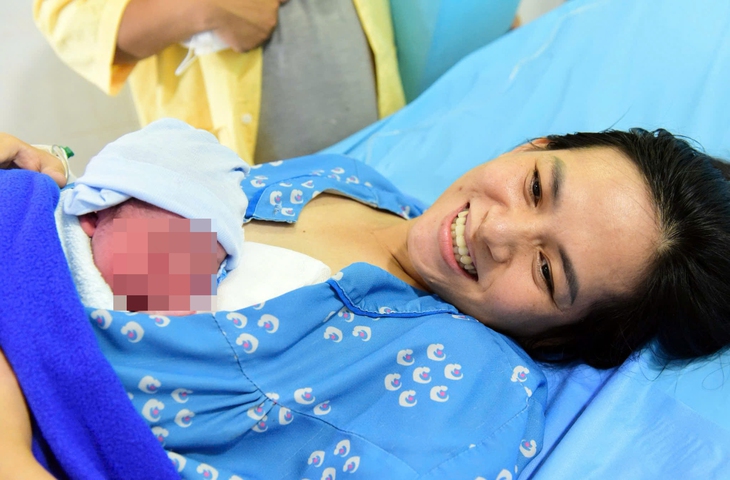 'Chìa khóa' cho người trẻ sinh con - Ảnh 1.