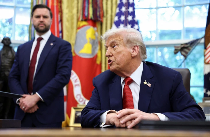 Ông Trump áp thuế 30% với đồ nội thất, 100% với dược phẩm có thương hiệu - Ảnh 1.