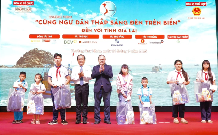 Tặng bình ắc quy, pin đèn, tủ thuốc giúp ngư dân Gia Lai vươn khơi bám biển - Ảnh 1.