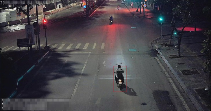Một góc phố, camera AI phát hiện hàng trăm tài xế xe máy không đội mũ bảo hiểm   - Ảnh 1.