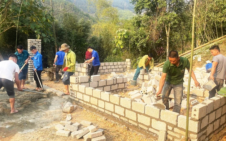 7 ngày dựng lại mái ấm cho hộ nghèo bị hỏa hoạn - Ảnh 7.