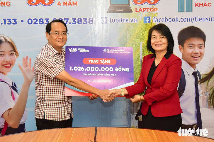 Anh văn Hội Việt Mỹ trao 60 học bổng IELTS cho chương trình Tiếp sức đến trường - Ảnh 1.