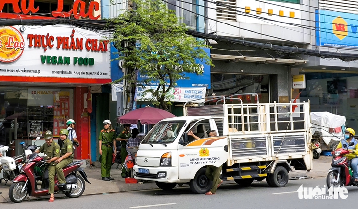 Đường hư, vỉa hè bị lấn chiếm: Người dân TP.HCM phản ánh ở đâu? - Ảnh 1.