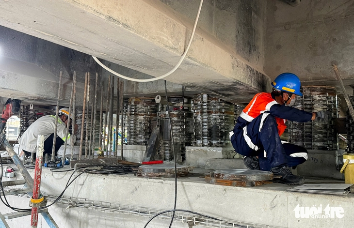 Cầu Bình Triệu 1 sắp xong tĩnh không, 4 ngày nữa ‘thần đèn’ chuyển đồ nghề sang cầu Bình Phước 1 - Ảnh 1.