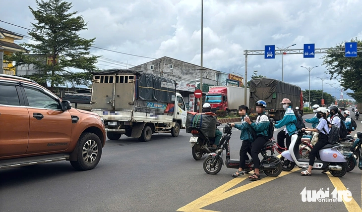 Liên tiếp học sinh gặp tai nạn giao thông ở Đắk Lắk, 39 em tử vong trong 9 tháng  - Ảnh 1.
