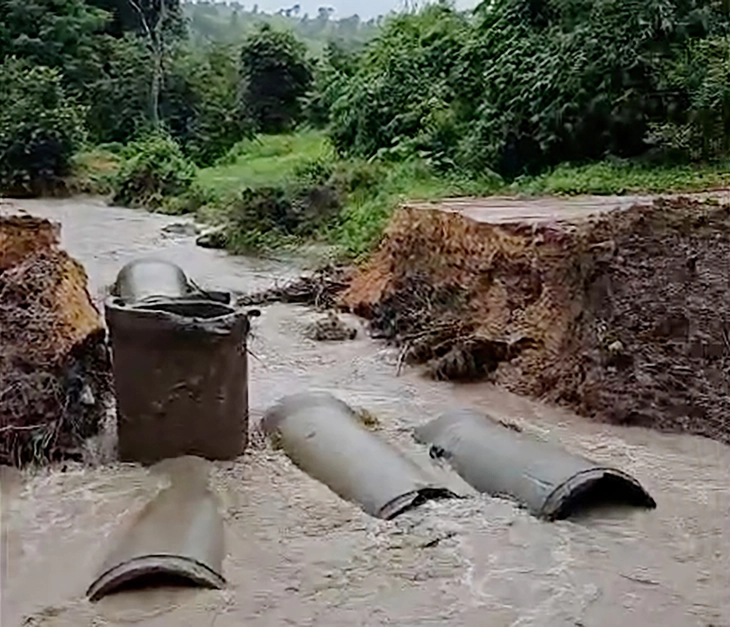 Bão Bualoi chưa vào, miền núi Quảng Trị đã chia cắt cục bộ, lực lượng vũ trang sẵn sàng ứng phó - Ảnh 1.