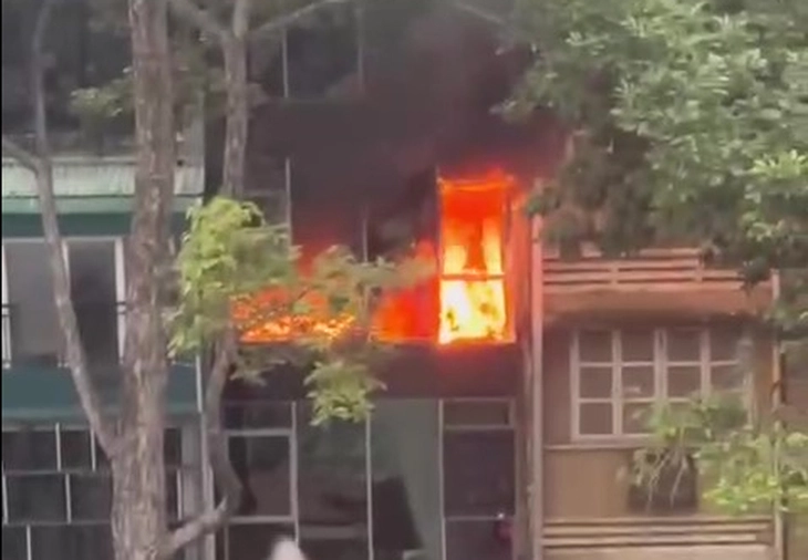 Cháy tầng 4 tòa nhà trên đường Trần Hưng Đạo, lửa được cảnh sát dập tắt nhanh chóng - Ảnh 1.