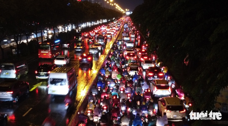 Hàng ngàn người 'dính' ùn ứ kéo dài trên đường Võ Nguyên Giáp - Ảnh 1.