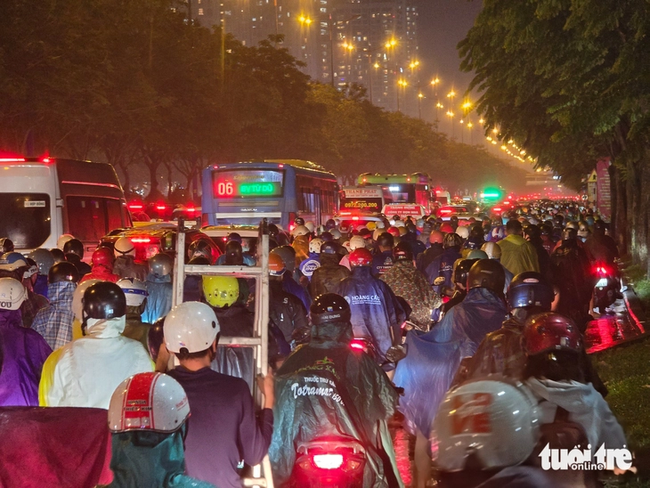 Hàng ngàn người 'dính' ùn ứ kéo dài trên đường Võ Nguyên Giáp - Ảnh 2.
