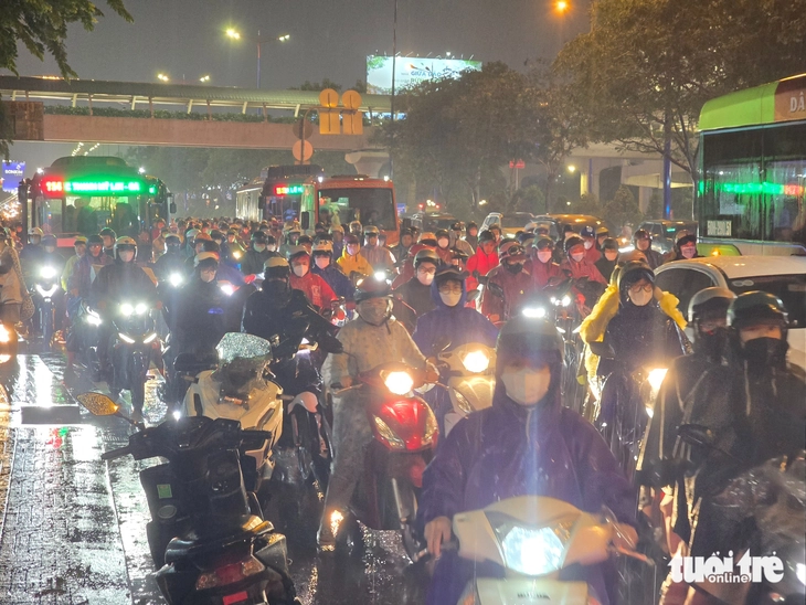 Hàng ngàn người 'dính' ùn ứ kéo dài trên đường Võ Nguyên Giáp - Ảnh 3.