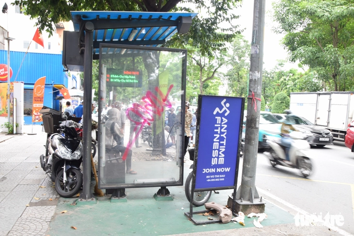 Ở nhiều trạm xe buýt TP.HCM khách đứng chờ phải bịt mũi - Ảnh 2.