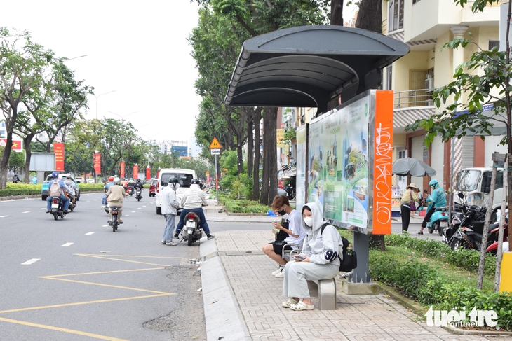 Ở nhiều trạm xe buýt TP.HCM khách đứng chờ phải bịt mũi - Ảnh 4.