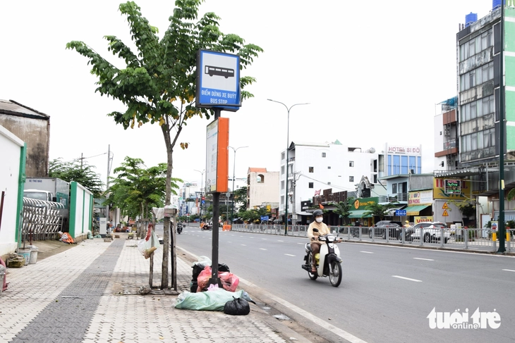 Ở nhiều trạm xe buýt TP.HCM khách đứng chờ phải bịt mũi - Ảnh 5.