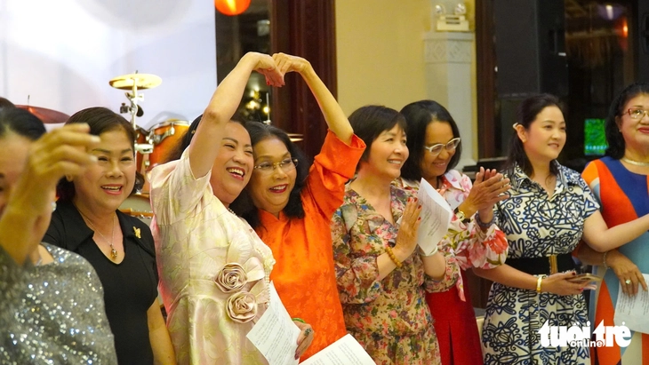 Cuộc hội ngộ đặc biệt tại phố cổ Hội An: Chào đón 78 nhà hảo tâm Tiếp sức đến trường đất Quảng - Ảnh 8.