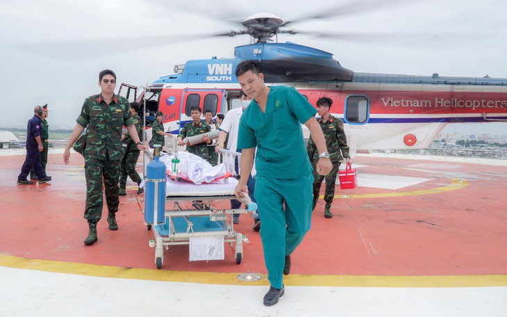 Trực thăng vượt gió bão, hạ 3 đảo đưa 3 nguời bệnh từ Trường Sa về đất liền - Ảnh 3.