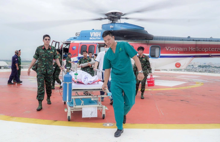 Trực thăng bay xuyên đêm, vượt mưa gió đưa bệnh nhân Trường Sa vào đất liền cấp cứu - Ảnh 1.