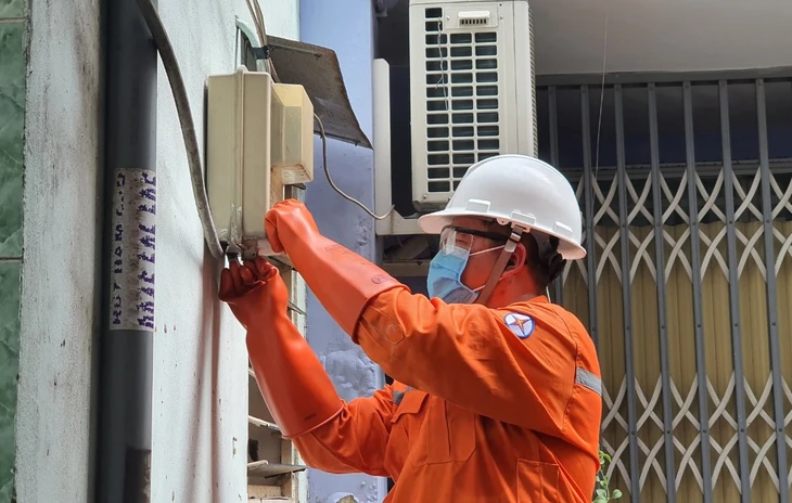 Công tơ đang hoạt động, vì sao điện lực TP.HCM lại thay mới? - Ảnh 1.