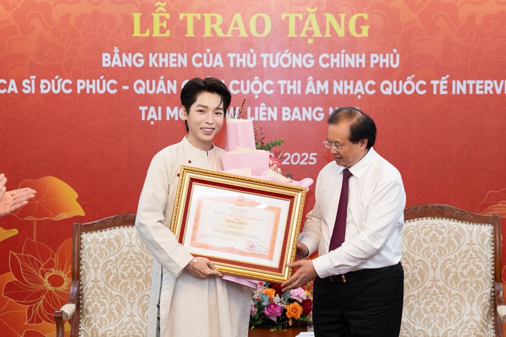 Thủ tướng tặng bằng khen cho ca sĩ Đức Phúc - Ảnh 1.