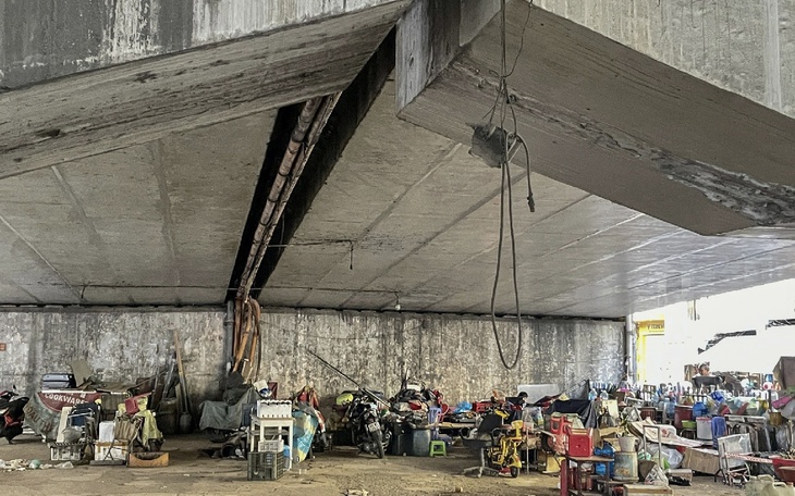 TP.HCM chỉ đạo xử lý nghiêm các bãi giữ xe trái phép dưới gầm cầu - Ảnh 2.