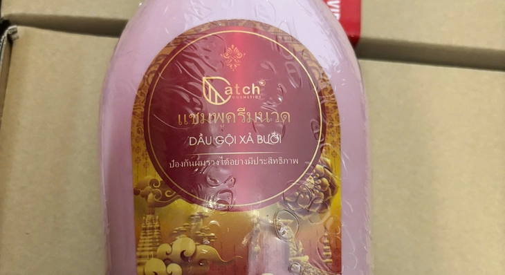 Khởi tố nhóm làm giả dầu gội đầu và dầu xả mượt tóc - Ảnh 1.