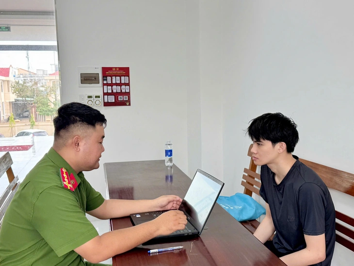 Mất hơn 2 tỉ đồng vì nhân viên điện lực 'dỏm' lừa cài ứng dụng giả mạo - Ảnh 1.