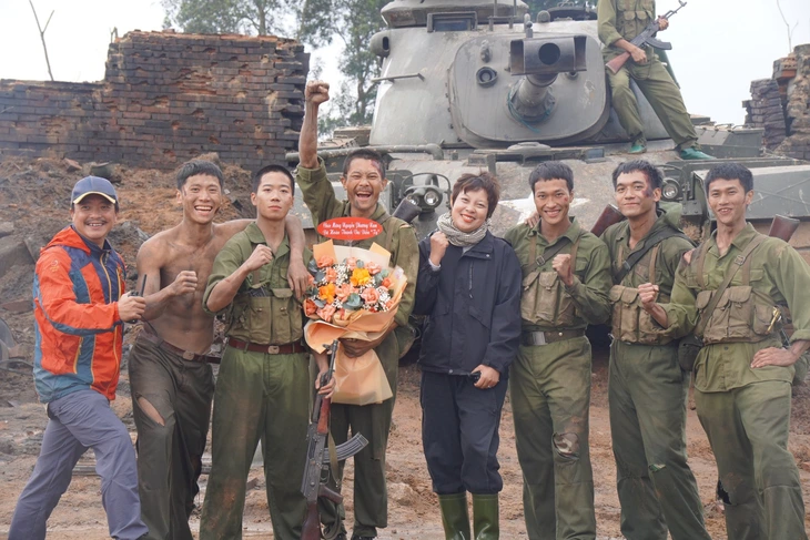 Khán giả vương vấn 'Mưa đỏ', dàn diễn viên cũng 'lụy' không kém - Ảnh 2.