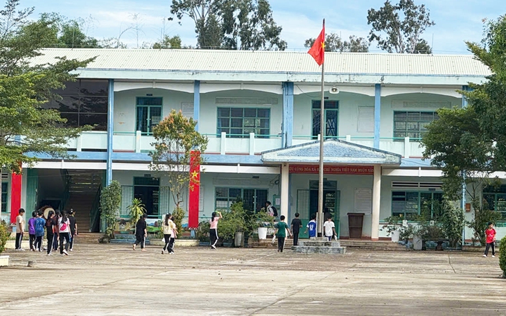Hiệu trưởng nói về các khoản vận động xã hội hóa gây xôn xao - Ảnh 3.