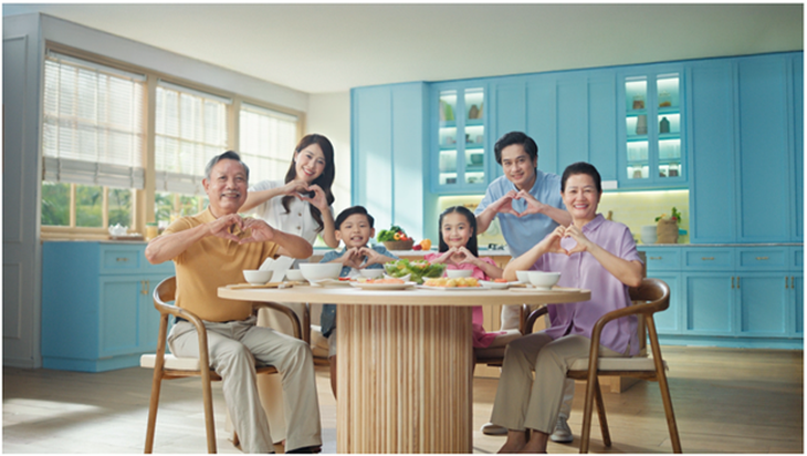 H’Hen Niê tự hào với dầu ăn sản xuất từ cánh đồng Việt - Ảnh 1.