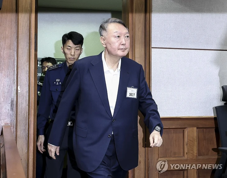 Cựu Tổng thống Hàn Quốc Yoon Suk Yeol xuất hiện tiều tụy tại tòa - Ảnh 1.