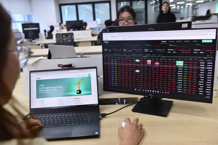 VN-Index giảm điểm, tài sản vợ chồng tỉ phú giàu nhất Việt Nam vẫn không ngừng tăng - Ảnh 1.