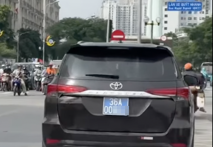 Xe biển xanh đi vào làn BRT, người dân ghi hình gửi Cục trưởng Cục Cảnh sát giao thông xử lý - Ảnh 1.