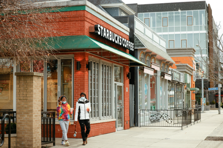 Starbucks đóng cửa 400 cửa hàng, sa thải thêm 900 nhân sự tại Bắc Mỹ - Ảnh 1.