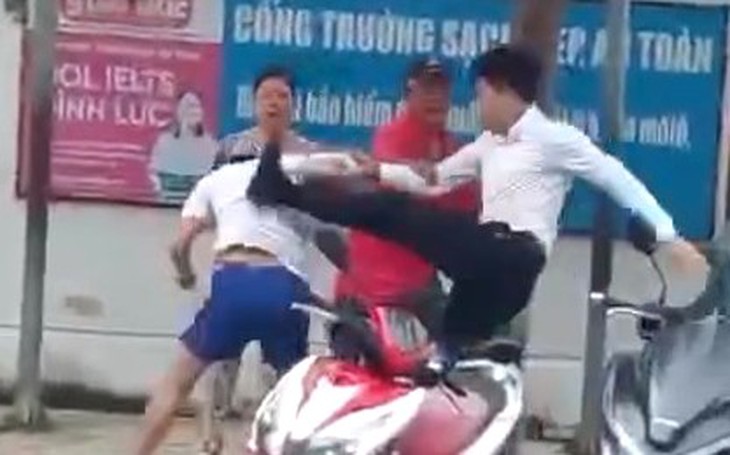 Công an làm việc với người đàn ông đánh tới tấp người khác trước cổng trường học ở Nha Trang - Ảnh 1.