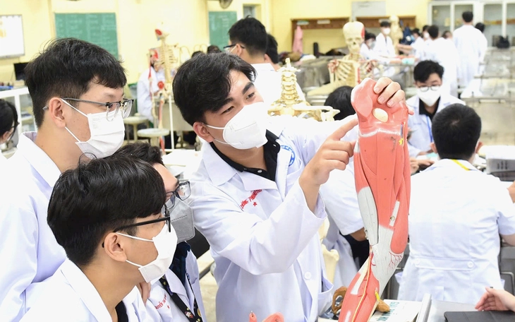 Bộ trưởng Bộ Giáo dục và Đào tạo sẽ chịu trách nhiệm quyết định một bộ sách giáo khoa thống nhất - Ảnh 2.