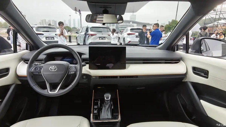 Toyota Corolla Cross 2026 có bản lạ: Thiết kế như xe điện,  động cơ mạnh hơn bản Việt - Ảnh 13.